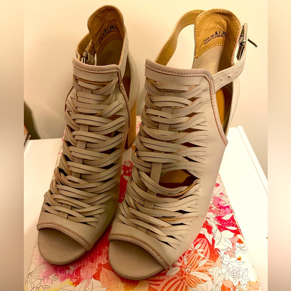 Never worn Chinese Laundry Tatiana heels